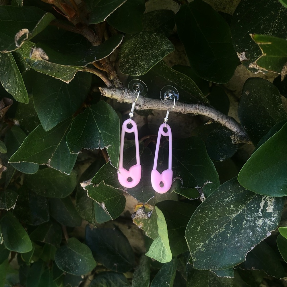 Super cute pink baby pin earrings 🌸
